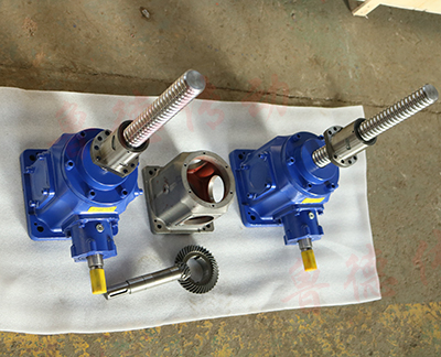 齒輪<strong>絲桿升降機(jī)</strong>